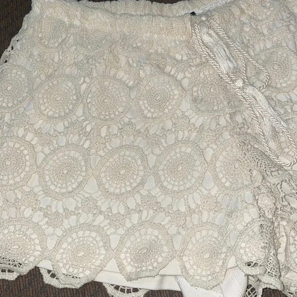 Lace detail shorts - Picture 2 of 3